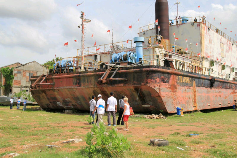Kapal PLTD Apung ini merupakan kapal generator yang menghasilkan Listrik untuk menyuplai kekurangan listrik ke kota Banda aceh. kapal dengan berat 2500 Ton terhempas kuatnya gelombang tsunami ke perkampungan warga sejauh 6KM. 